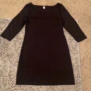 I’m selling a black quarter sleeve Old Navy dress.